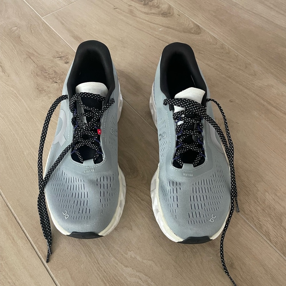 On cloud sneakers size 9.5